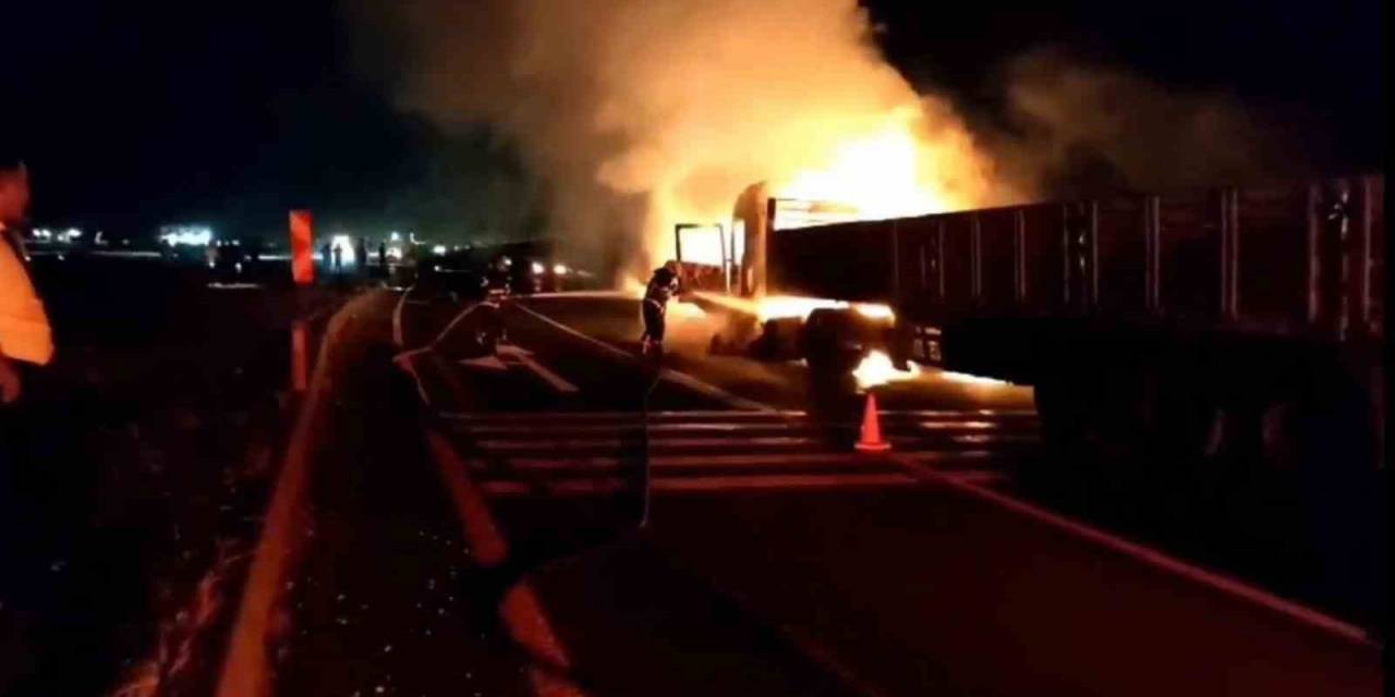 Şanlıurfa’da Tır Alev Alev Yandı