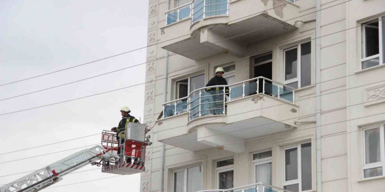 Çocuk Odasında Çıkan Yangında 2 Kişi Dumandan Etkilendi