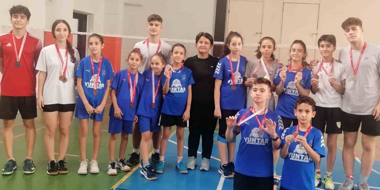 Badminton İl Birinciliği’nde Yunusemre Madalyaları Topladı