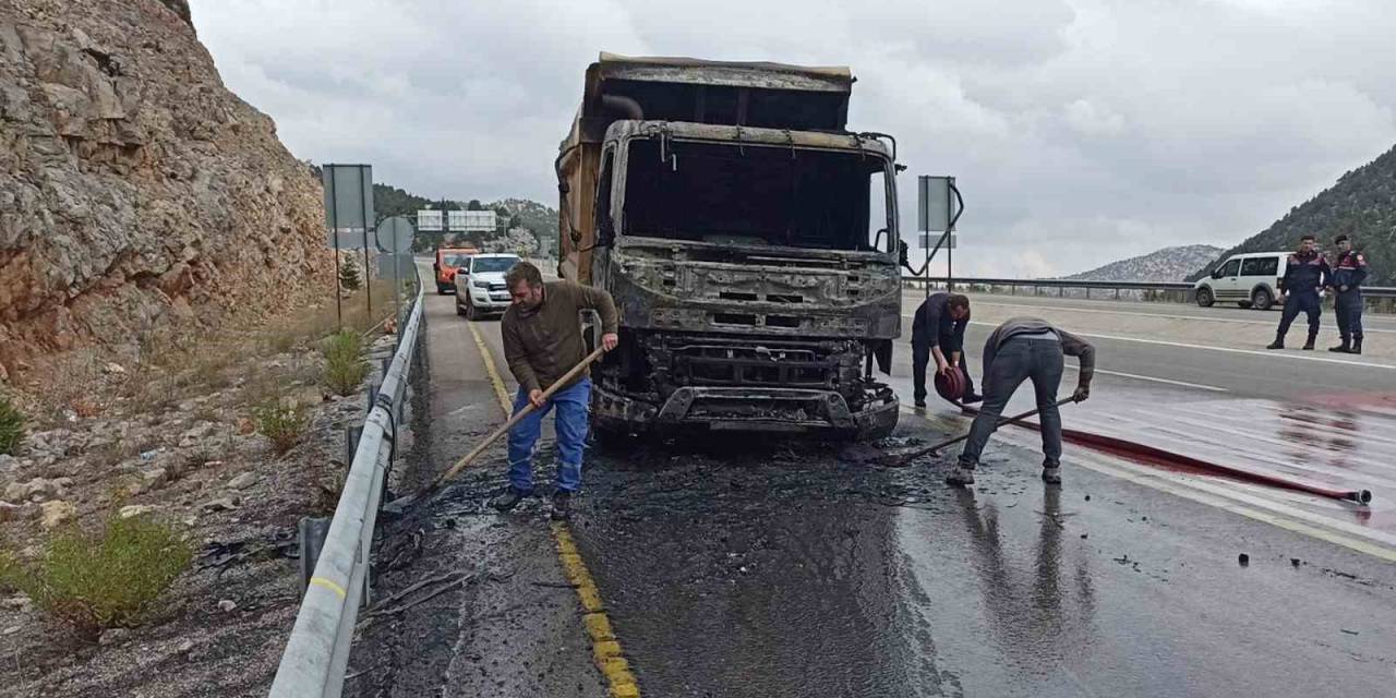 Kireç Taşı Yüklü Hafriyat Kamyonu Seyir Halindeyken Yandı