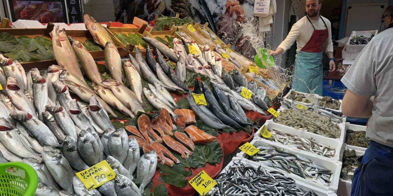 Tezgahlarda Hamsi Bolluğu Devam Ediyor