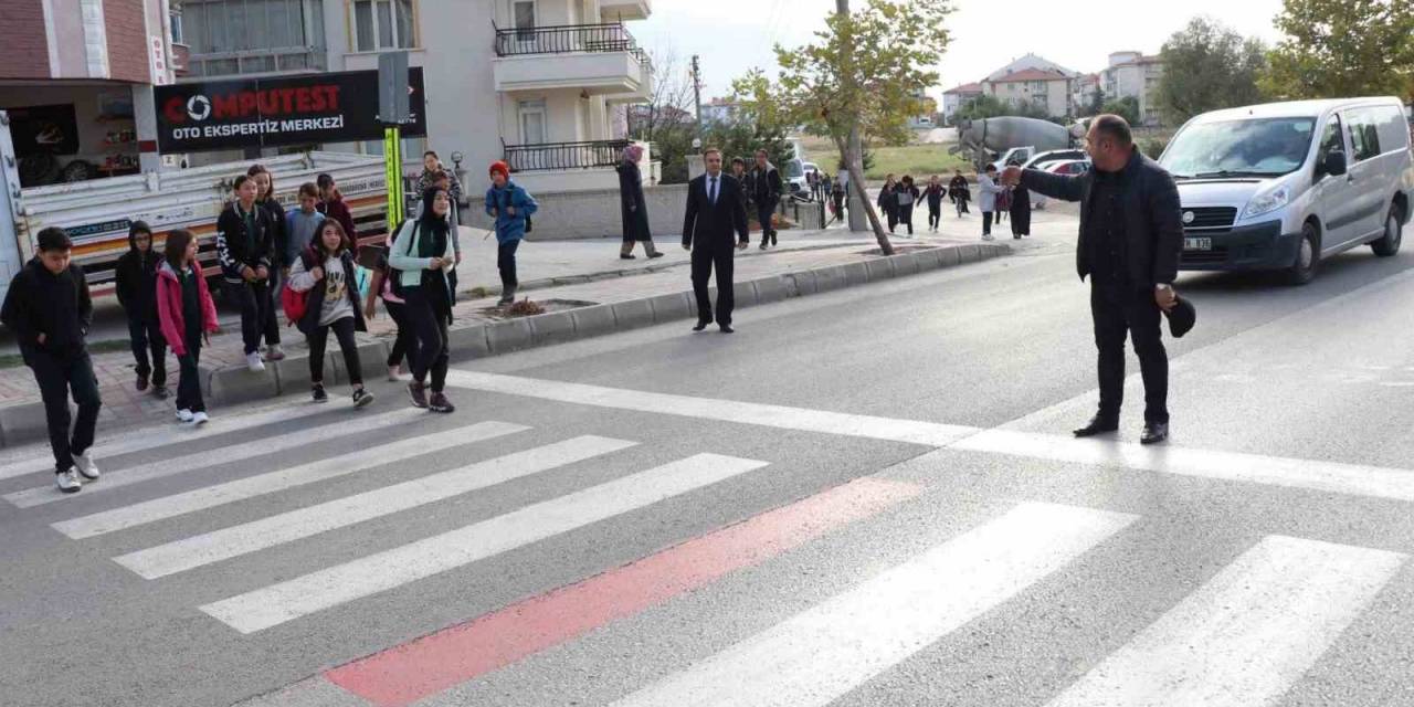 Mahalle Muhtarı Öğrenciler İçin Her Sabah Trafiği Durduruyor