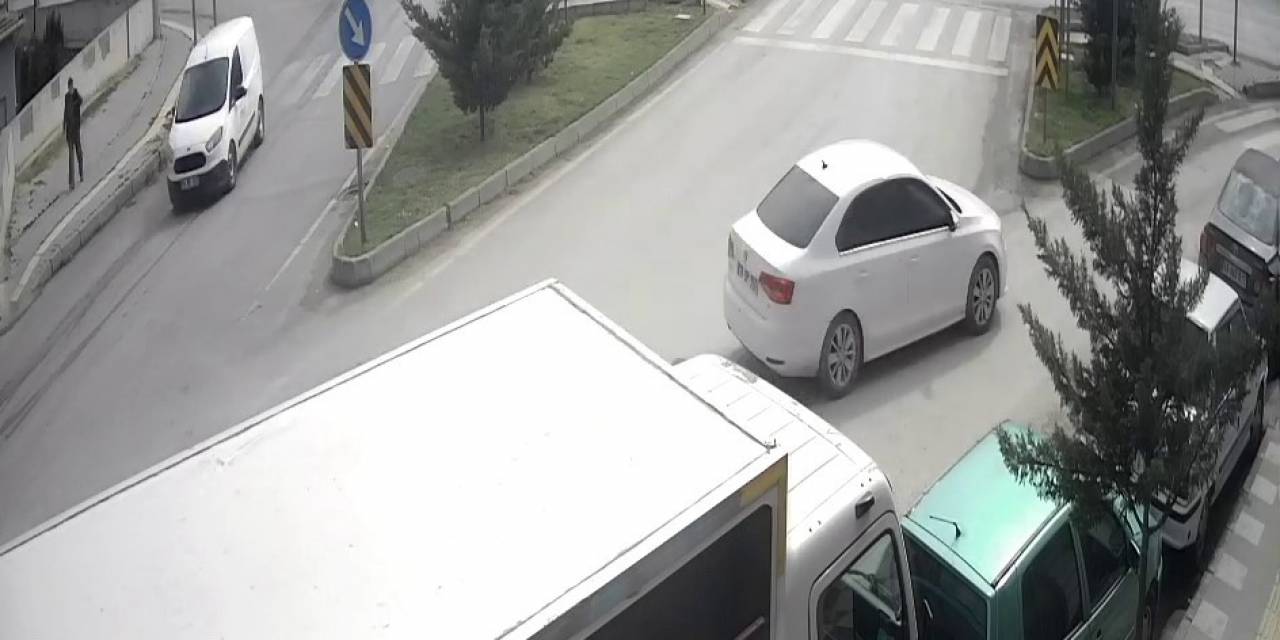 Ticari Taksi Kavşakta Trafik Levhalarına Çarptı