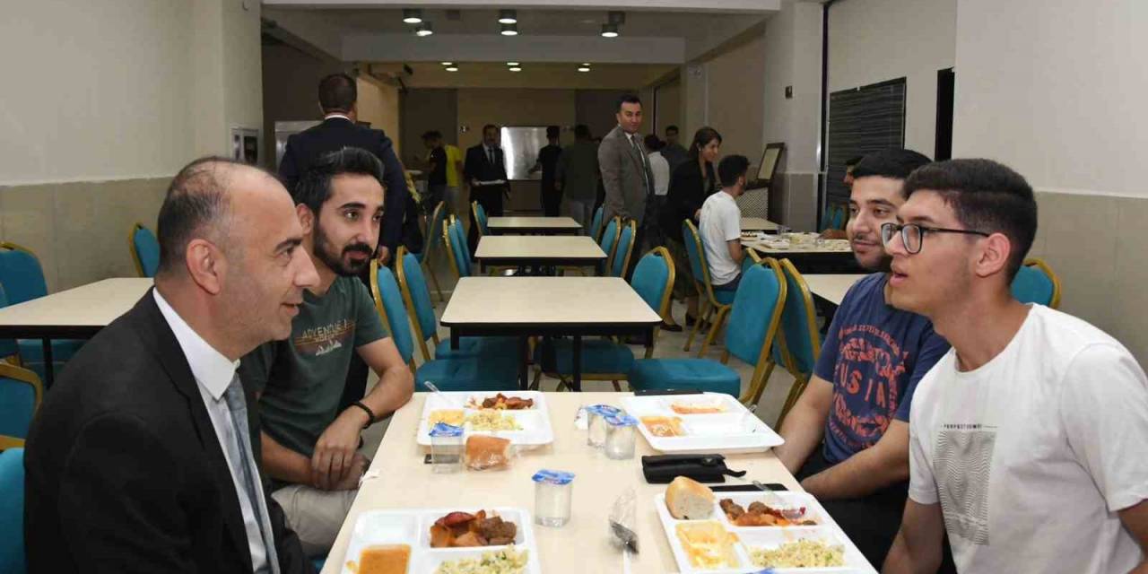Öğrenciler İlk Yemeği Rektör Kelleş’le Beraber Yedi