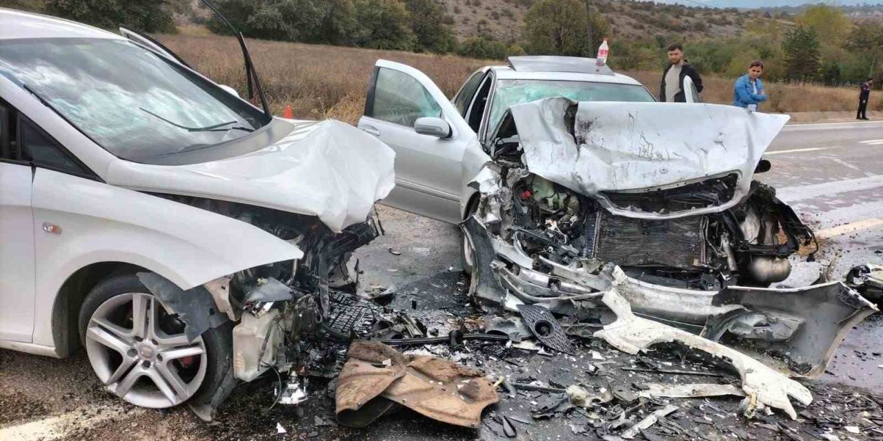 İki Otomobil Kafa Kafaya Çarpıştı: 4 Yaralı