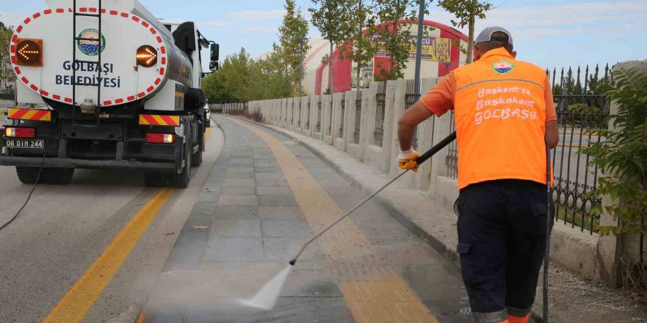Gölbaşı Belediyesi İlçeyi Temiz Tutmaya Devam Ediyor