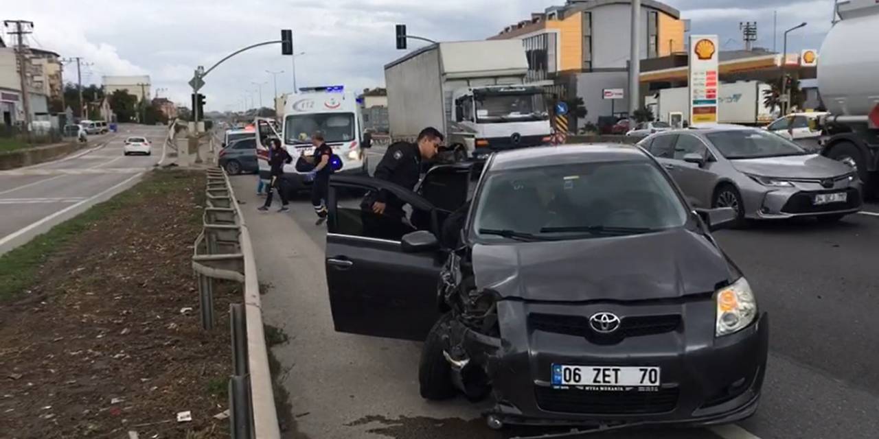 D-100’de 2 Otomobil Çarpıştı: 1 Yaralı