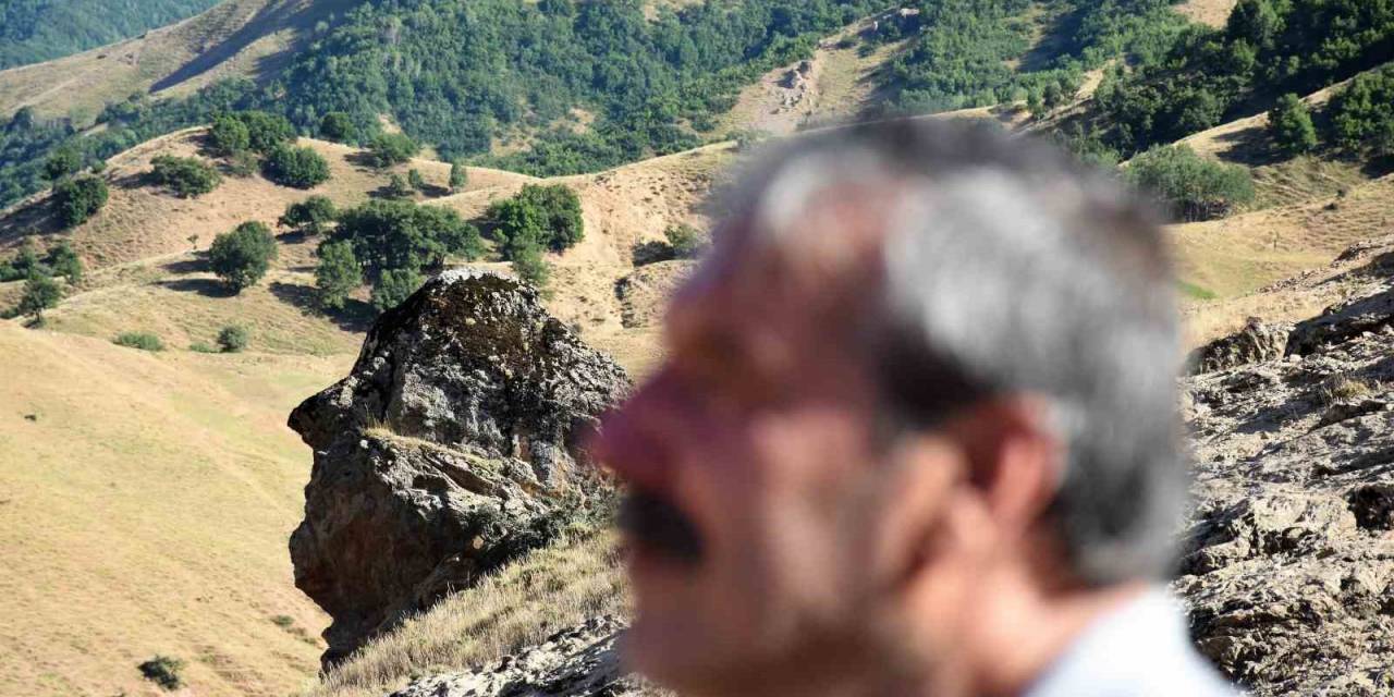 Muş’ta ’ovaya Bakan Adam’ Kaya Taşı Görenleri Hayran Bırakıyor