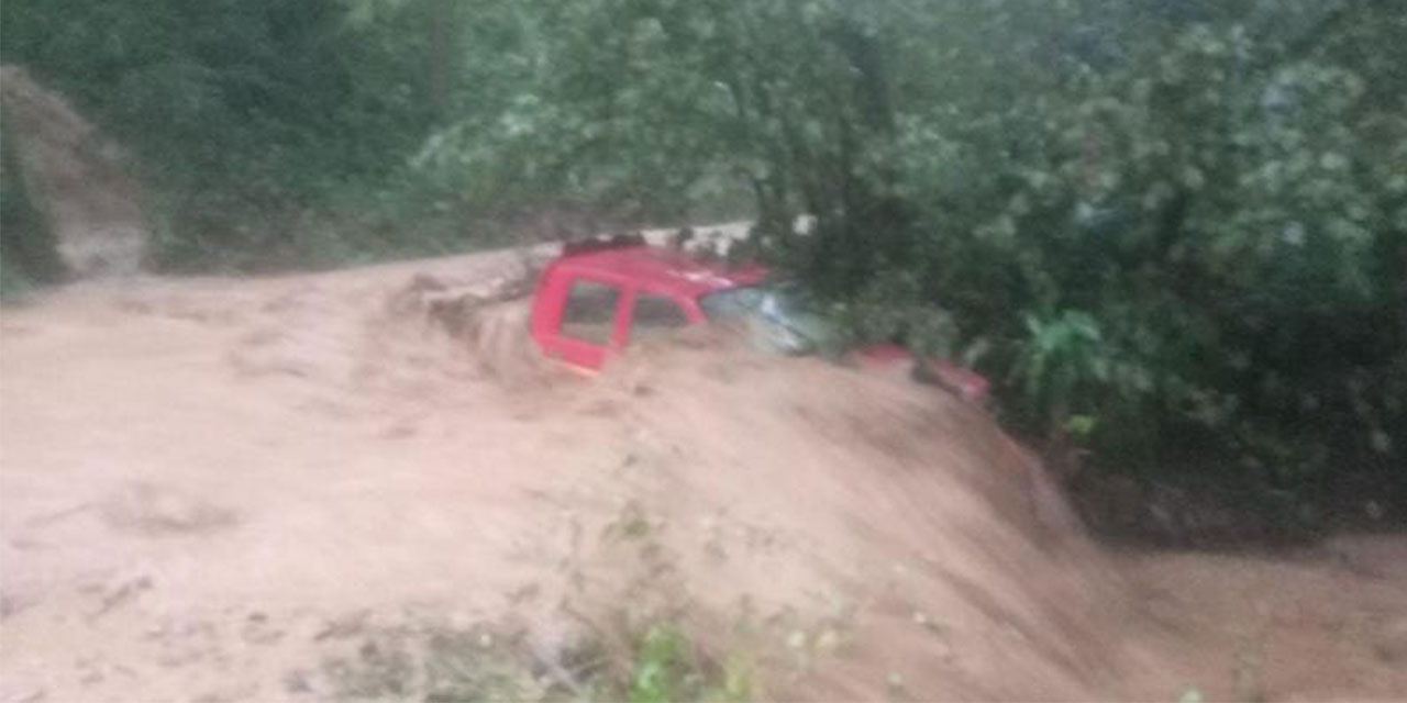 Rize'de şiddetli yağış etkili oluyor 2 araç sel sularına kapıldı