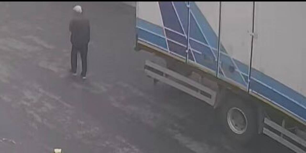 Geri Giden Kamyonun Altında Kalan Yaşlı Adam Hayatını Kaybetti: Kaza Kameraya Yansıdı