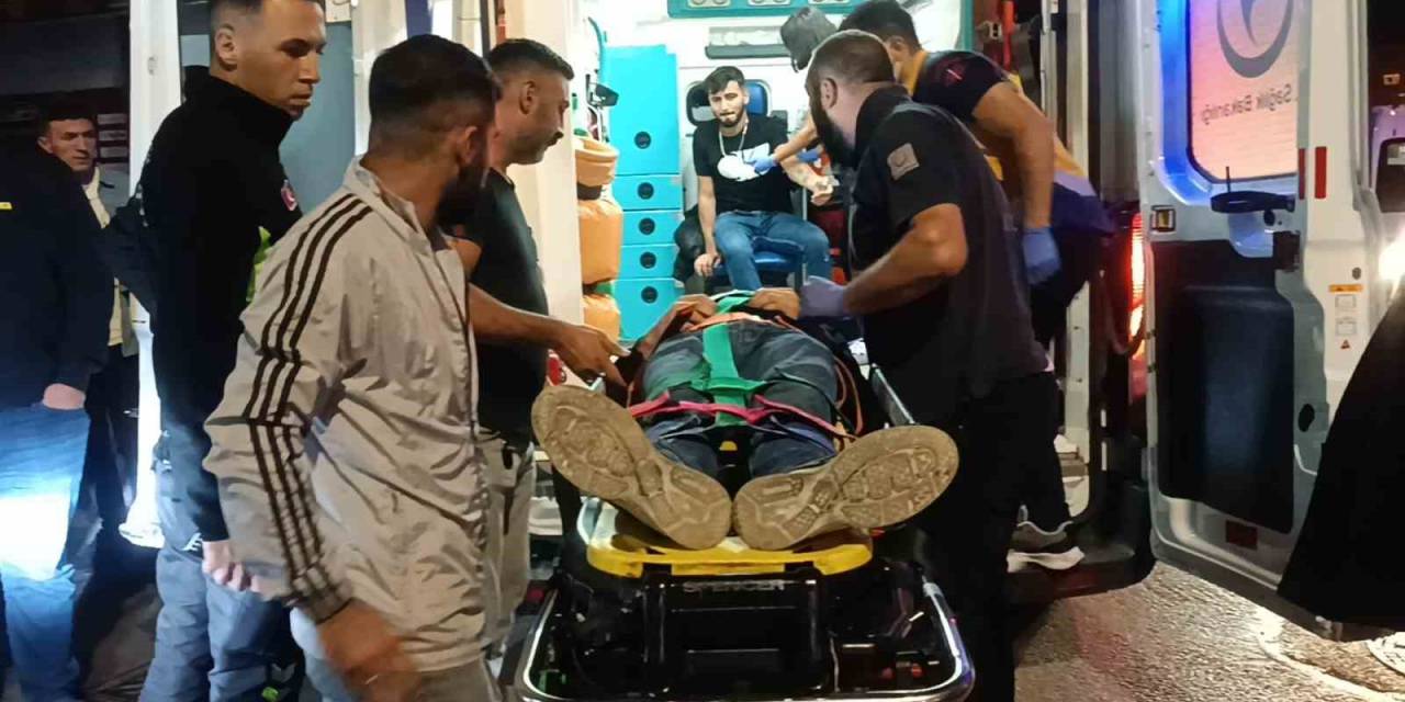 Motosikletle Hafif Ticari Araç Çarpıştı: 2 Yaralı