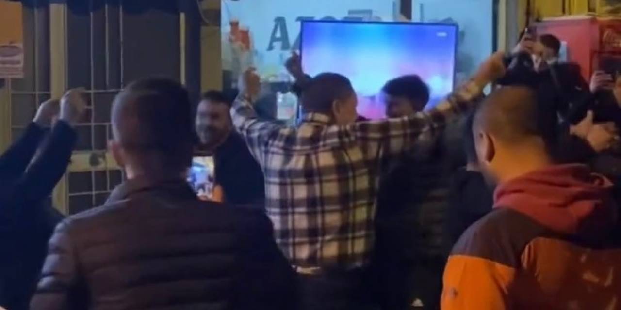 Galatasaray’ın Galibiyetini Göbek Atarak Kutladılar