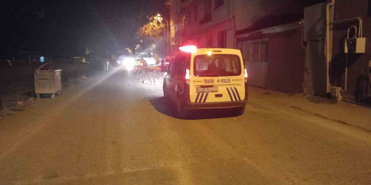Hafriyat Kamyonunun Kasasının Açık Kapağından Yola Toprak Döküldü