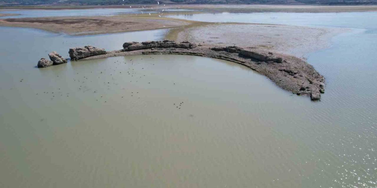 Suların Çekilmesiyle Ortaya Çıkan Antik Kent Definecilerin Saldırısına Uğruyor