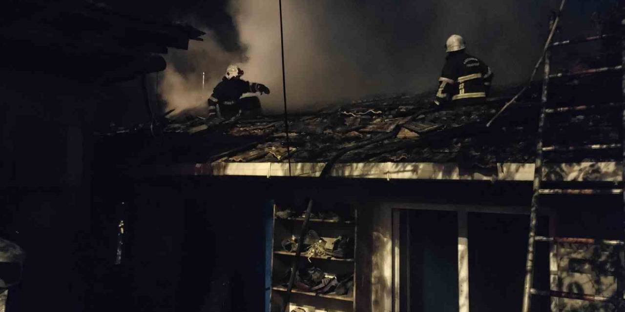 Kahraman İtfaiyeci, Yanan Eve Girerek Alevlerin İçerisinden Kediye Kurtardı
