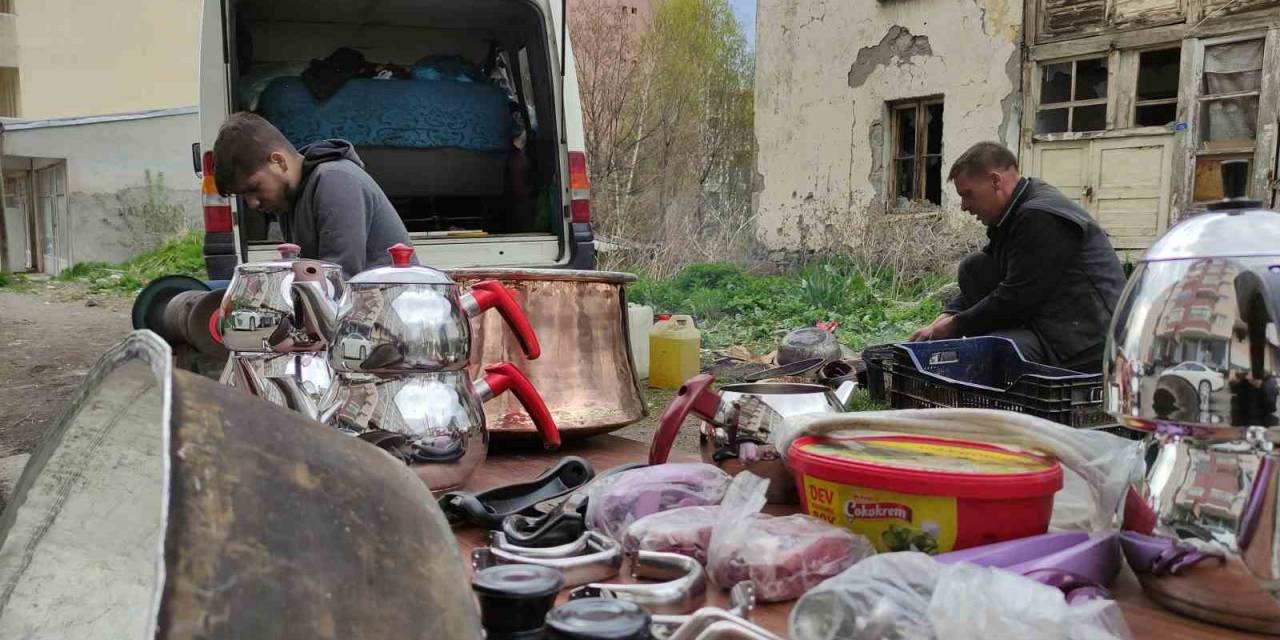 Seyyar Kalaycı Unutulmaya Yüz Tutmuş Mesleğini Şehir Şehir Dolaşarak Yaşatıyor