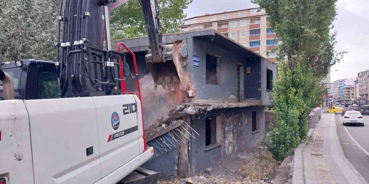 Kars’ta Metruk Binalar Yıkılıyor