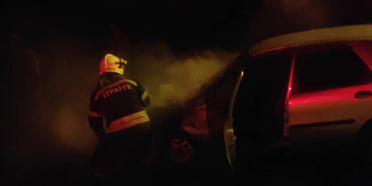 İtfaiye Ekipleri Araçtaki Yangını Söndürdü