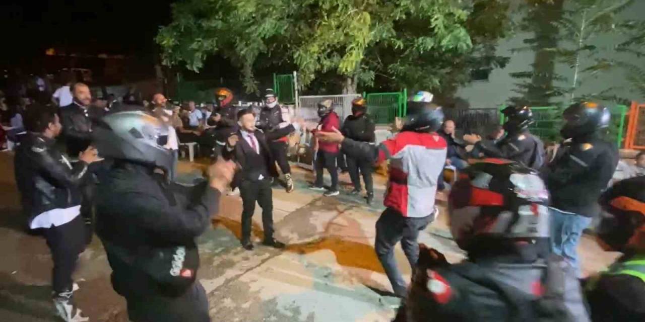 25 Motorcu Kasklarıyla Piste Çıkıp Çiftetelli Oynadı