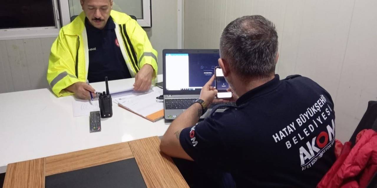Büyükşehir Ekipleri Altınözü’nde Su Baskınlarına Müdahale Etti
