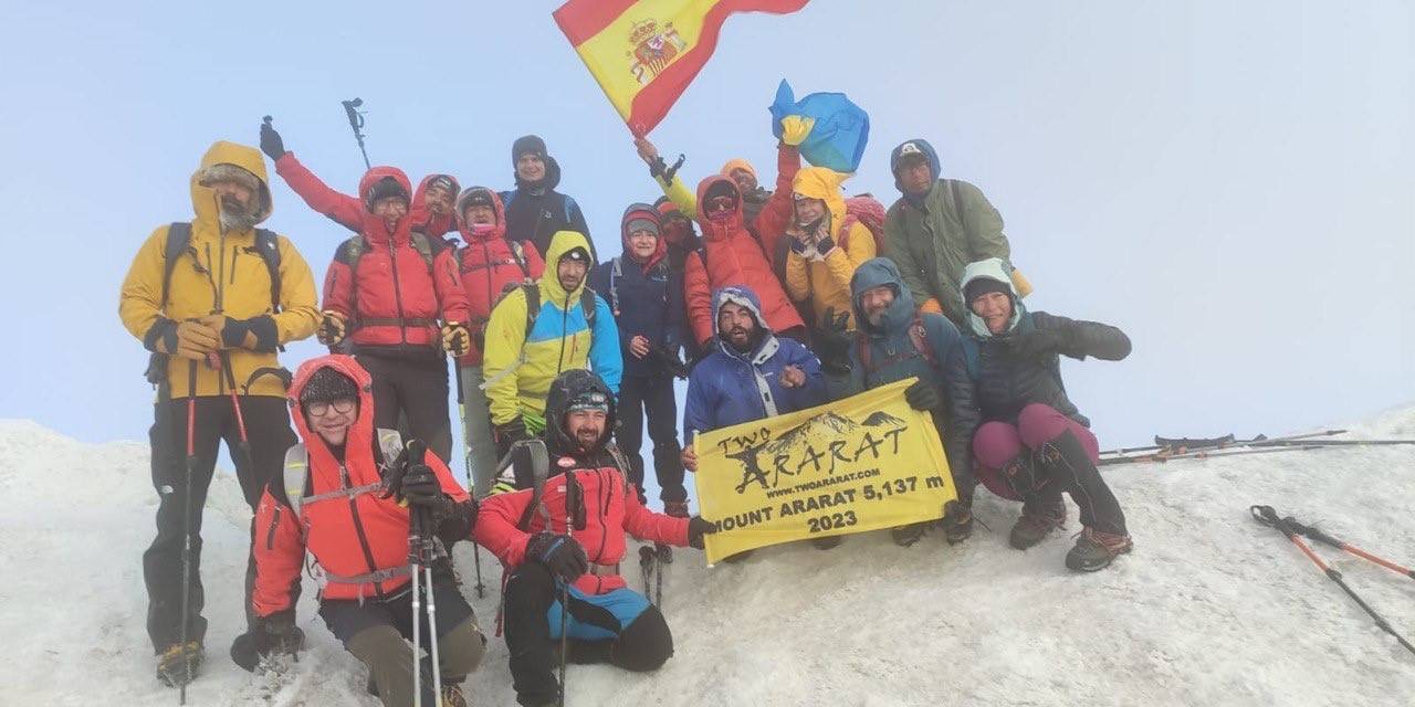 Ağrı Dağı Zirvesinde Çöp Temizliği