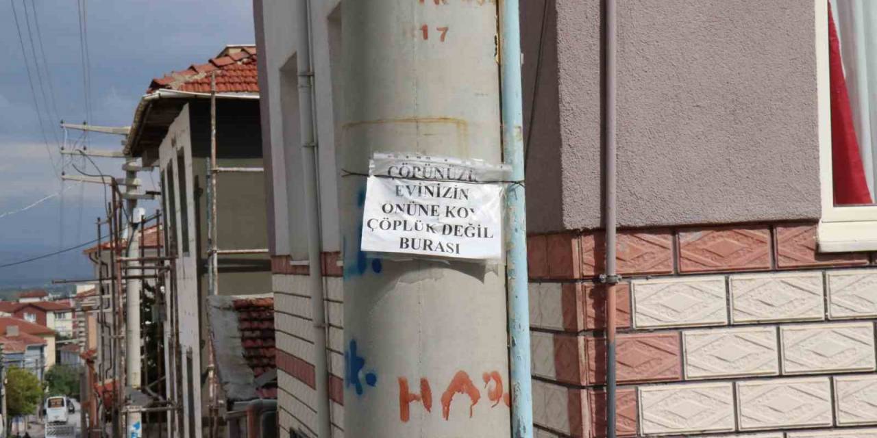 Sokakta Yeterince Çöp Konteyneri Olmayınca Vatandaşalar Çözümü Uyarı Yazısında Buldu