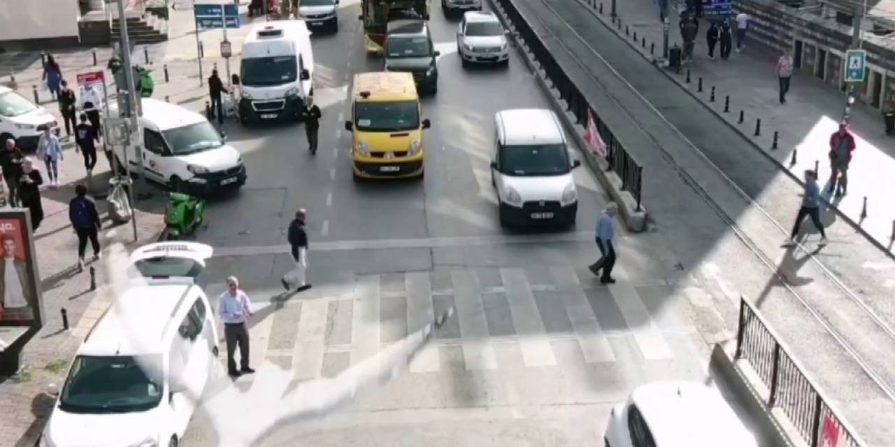 Kadıköy’de Yaya Ezilmekten Son Anda Kurtuldu, Sürücü Ceza Yiyince Gerginlik Çıkardı