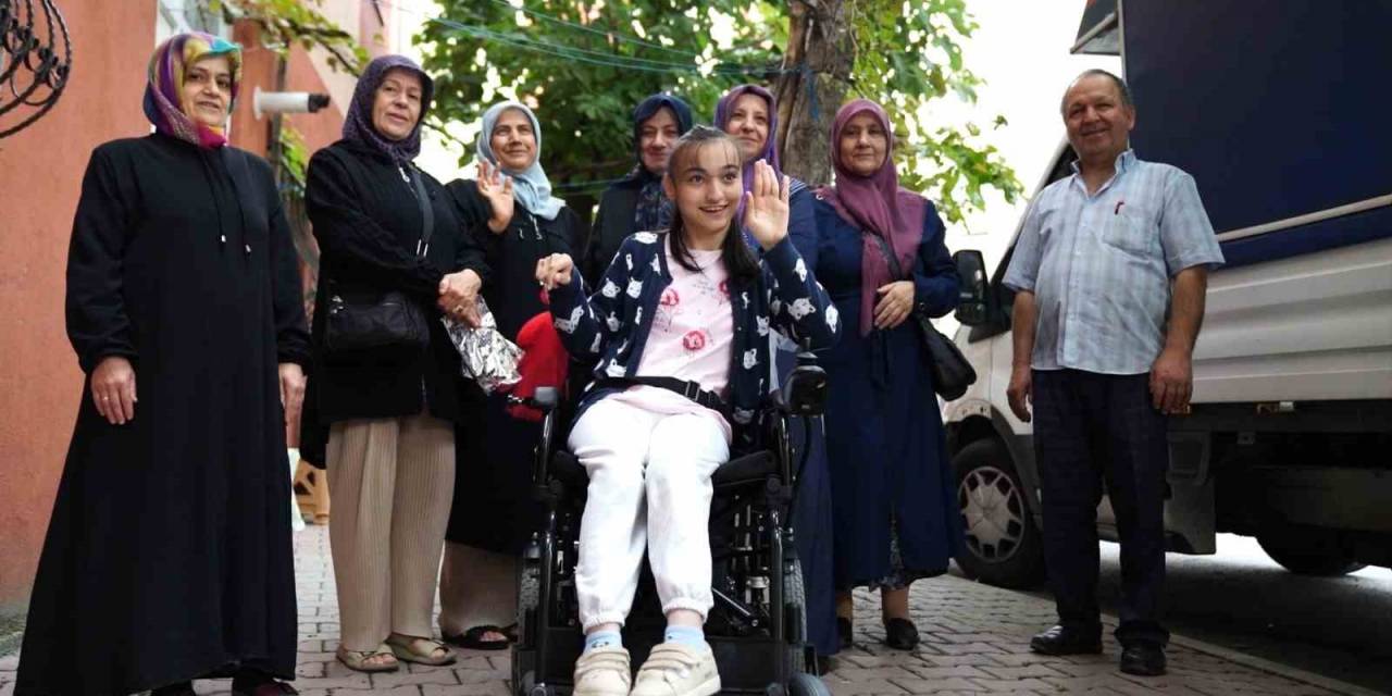 Tuzla’da 19 Yaşındaki Semanur’a Akülü Araba Hediye Edildi