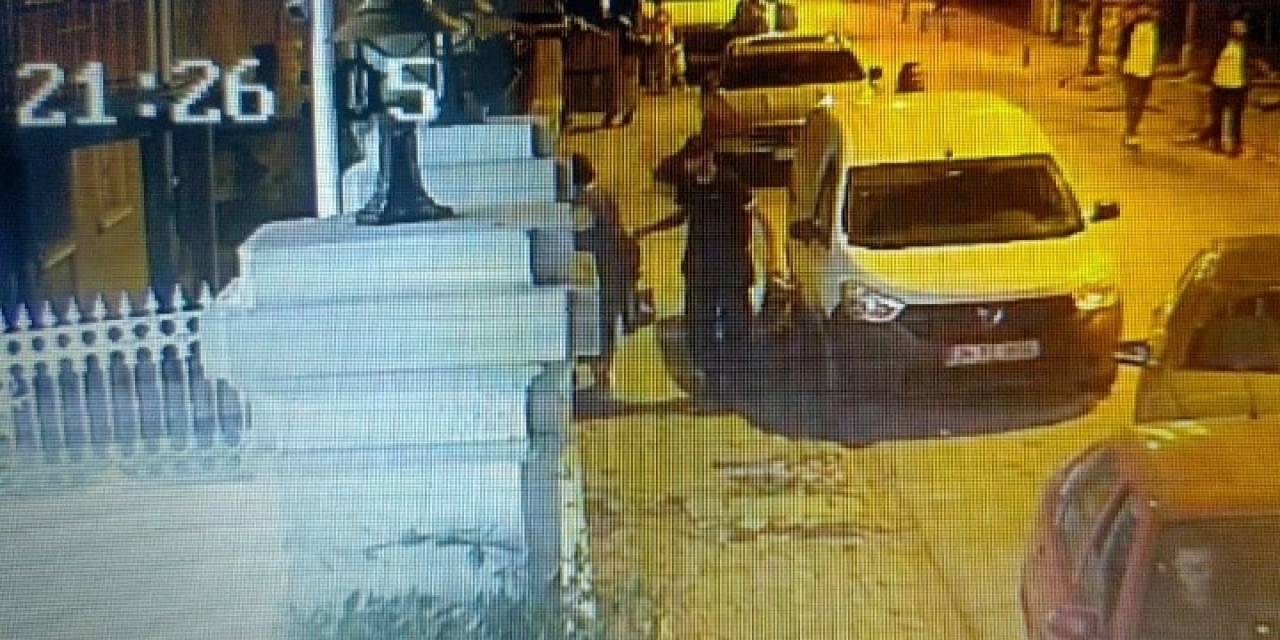 Güvenlik Kamerasını Görünce Çaldığı Telefonu Geri Verdi