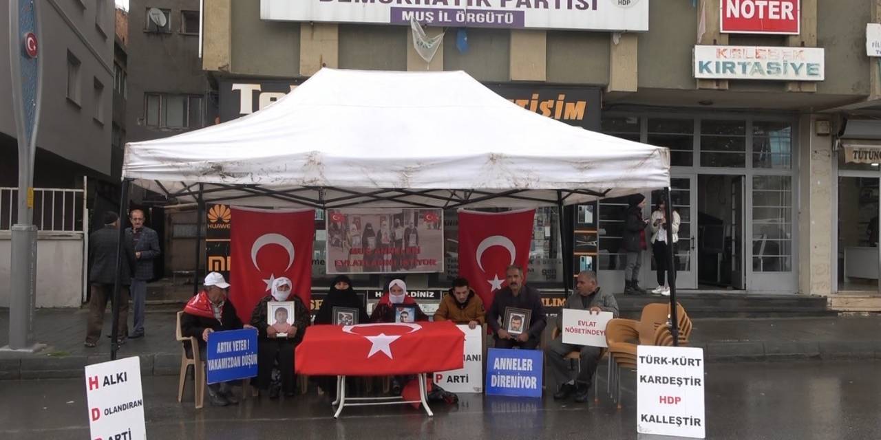 Acılı Aileler Evlat Nöbetini Yağmur Altında Sürdürdü
