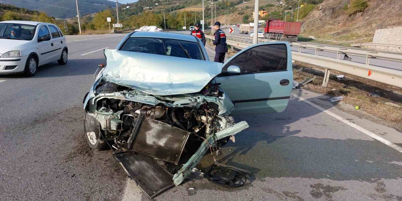 Samsun’da Bariyerlere Çarpan Otomobil Hurdaya Döndü