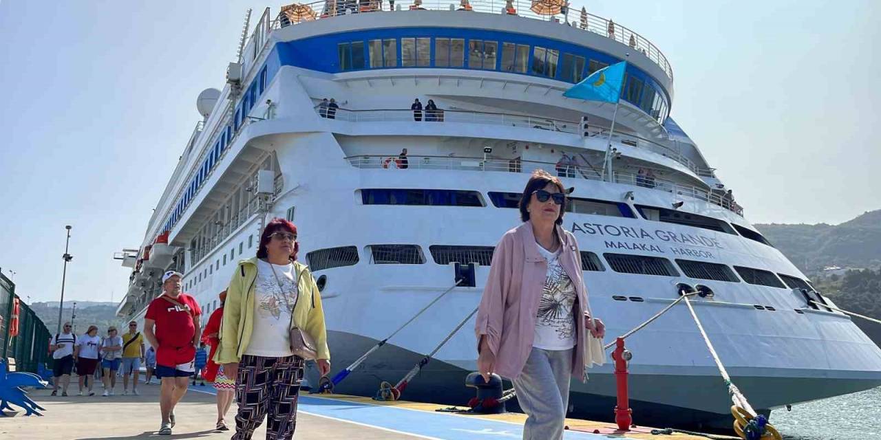 Astoria Grande 877 Yolcusu İle Amasra Limanı’na Demirledi