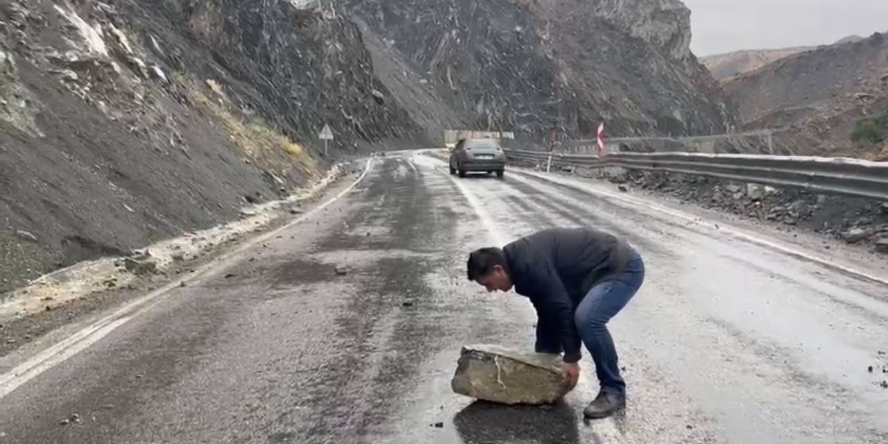 Yüksekova-van Kara Yoluna Kaya Düştü