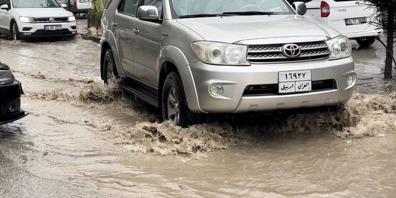 Yüksekova’da Caddeler Göle Döndü, Araçlar Suya Gömüldü