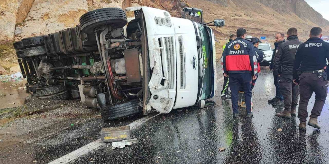 Gevaş’ta Tır Devrildi: 1 Yaralı