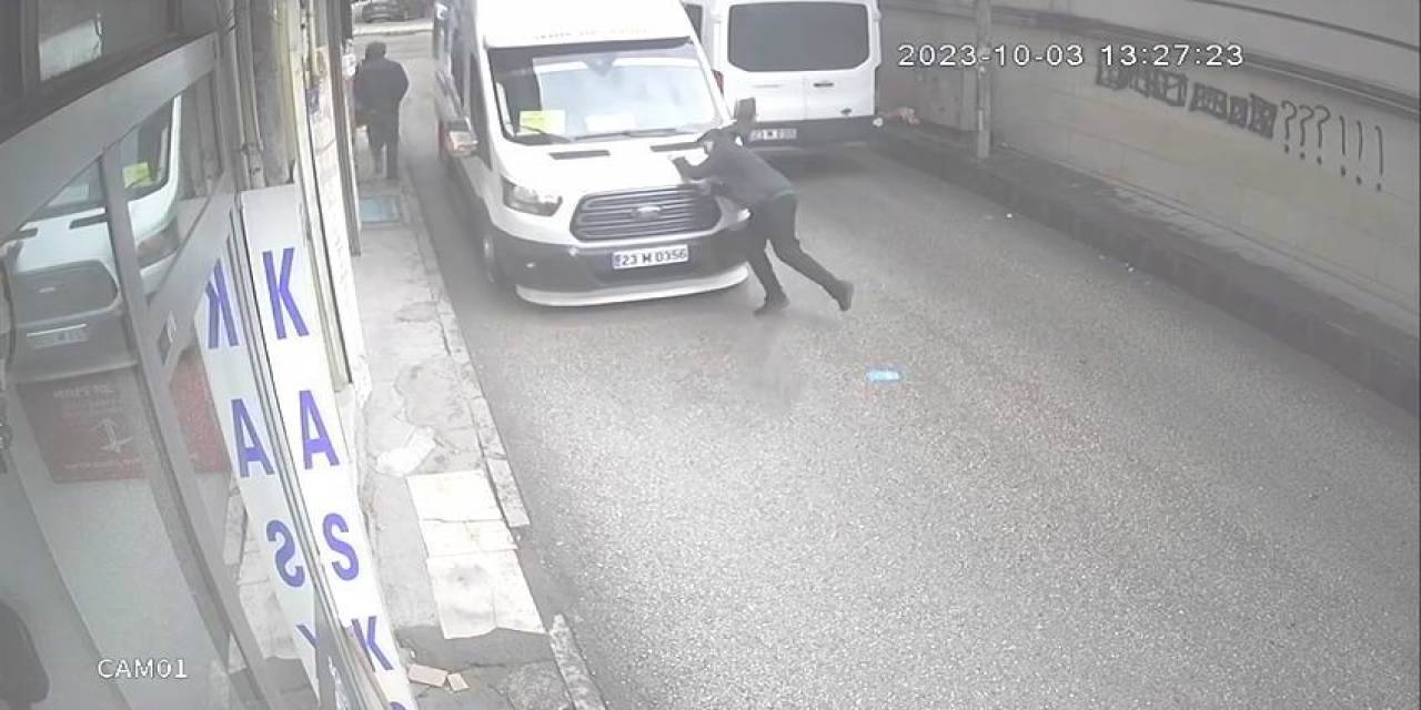 Yolun Karşısına Geçmek İsteyen Öğrenciye Minibüs Çarptı