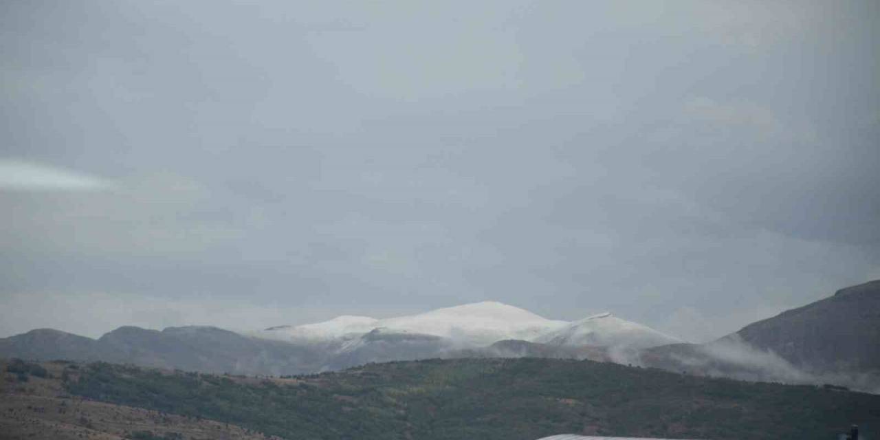 Bitlis’te Yüksek Kesimlere Mevsimin İlk Karı Düştü