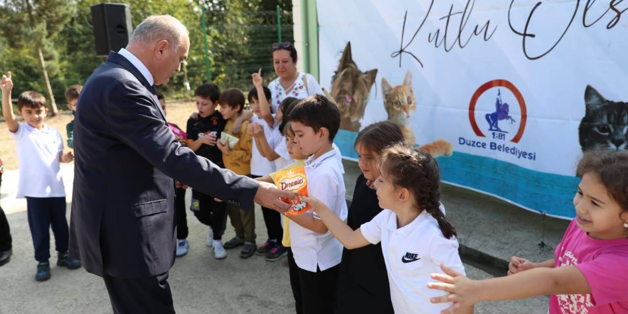 Çocuklar Hem Ziyaret Etti Hem De Mama Getirdi
