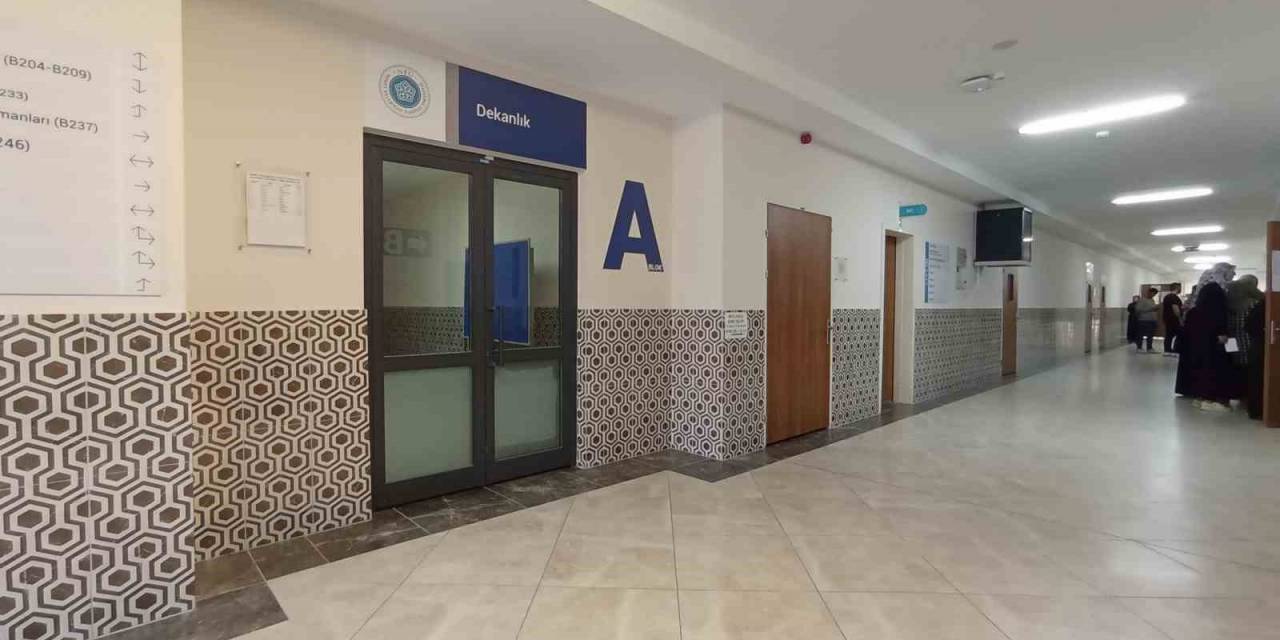 Öğretim Üyesi Profesör Fakültedeki Arbedede Tabancayla Yaralandı