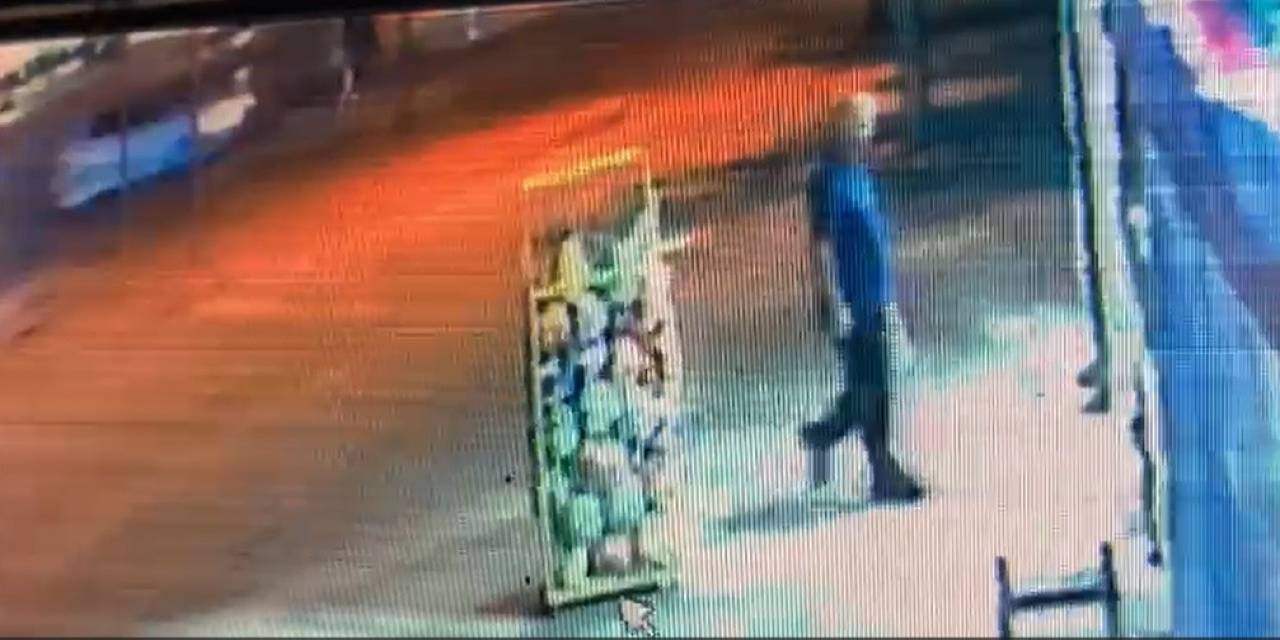 Caddenin Karşısına Geçmek İsteyen Kadına Otomobil Çarptı, Kaza Kameraya Yansıdı