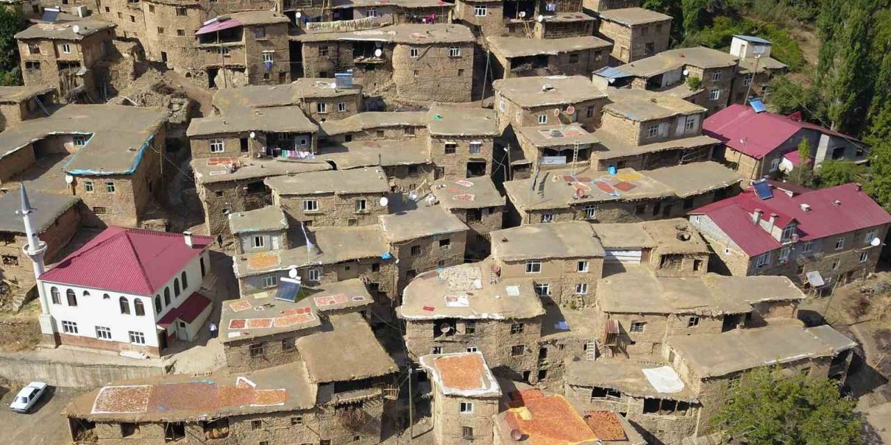 Hizan’ın 300 Yıllık Taş Evleri Mest Ediyor