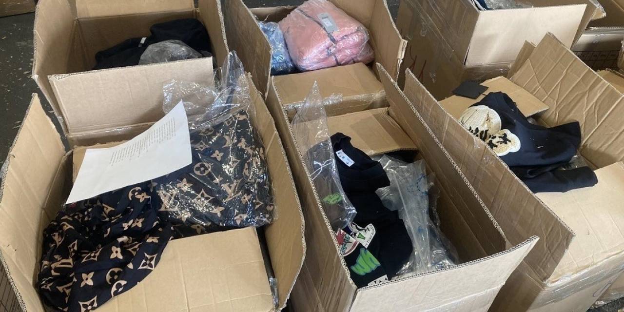 Giyim Kolileri Arasına Gizlenmiş 15 Bin Paket Sigara Buldu