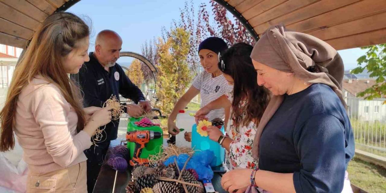 Gençlerden Sokak Hayvanlarına Kulübe