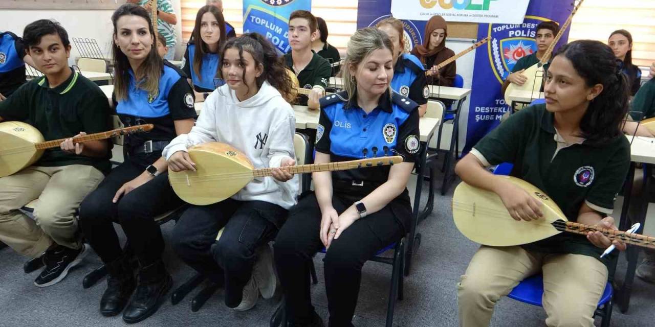 Adana’da Polisler Lise Öğrencilerine Saz Hediye Etti