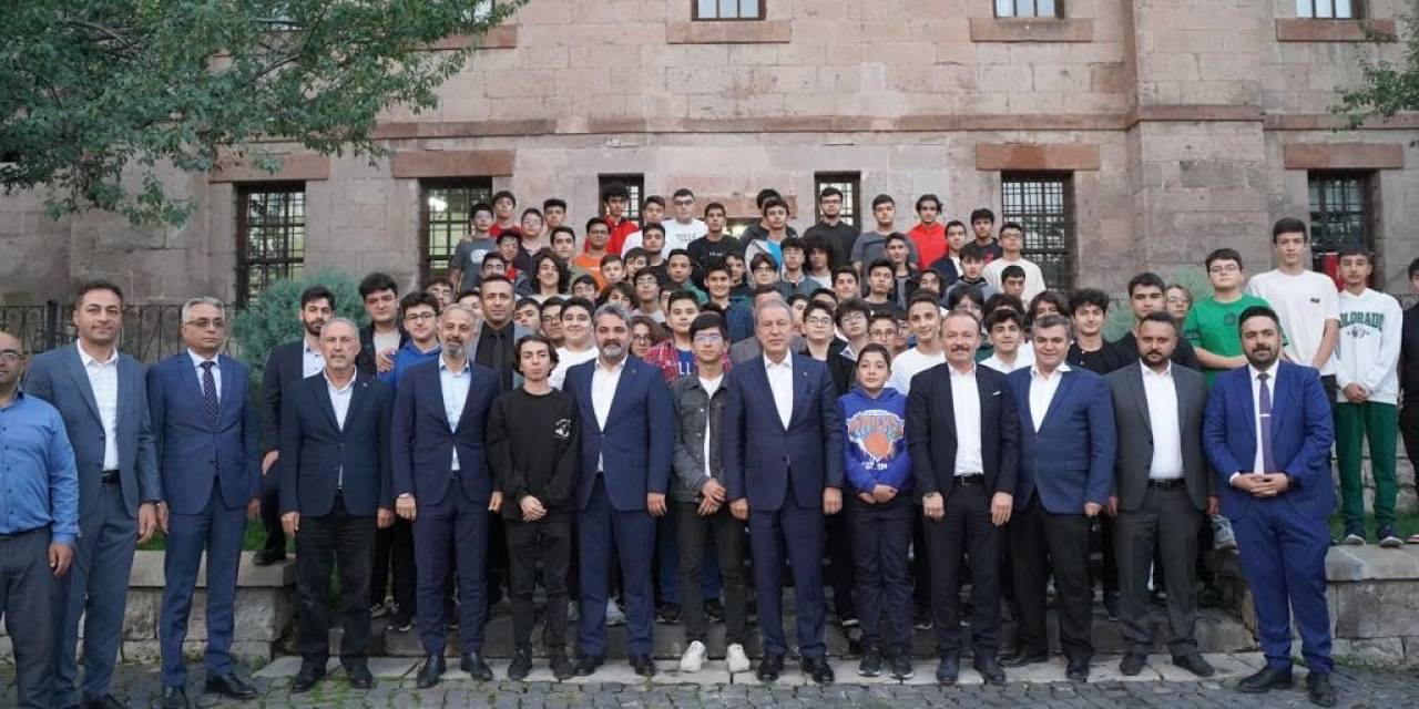 Akar; Talas Gençlik Merkezi’nde Öğrencilerle Buluştu