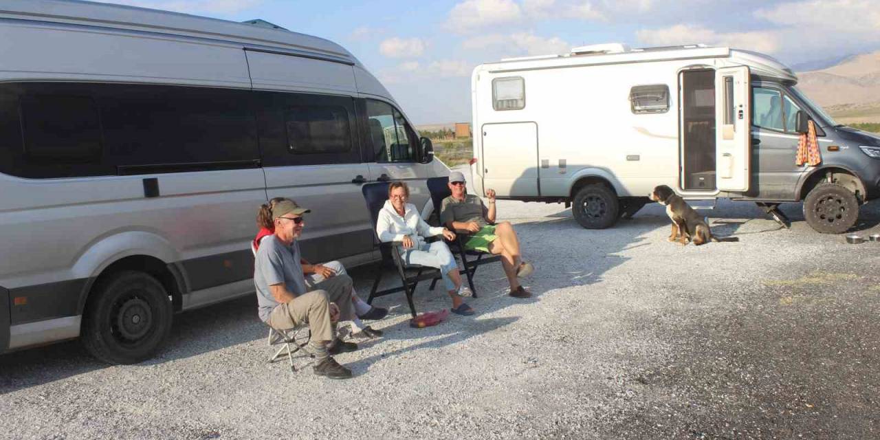 Meke Gölü Sonbaharda Da Yabancı Turistlerin İlgi Odağı Oldu