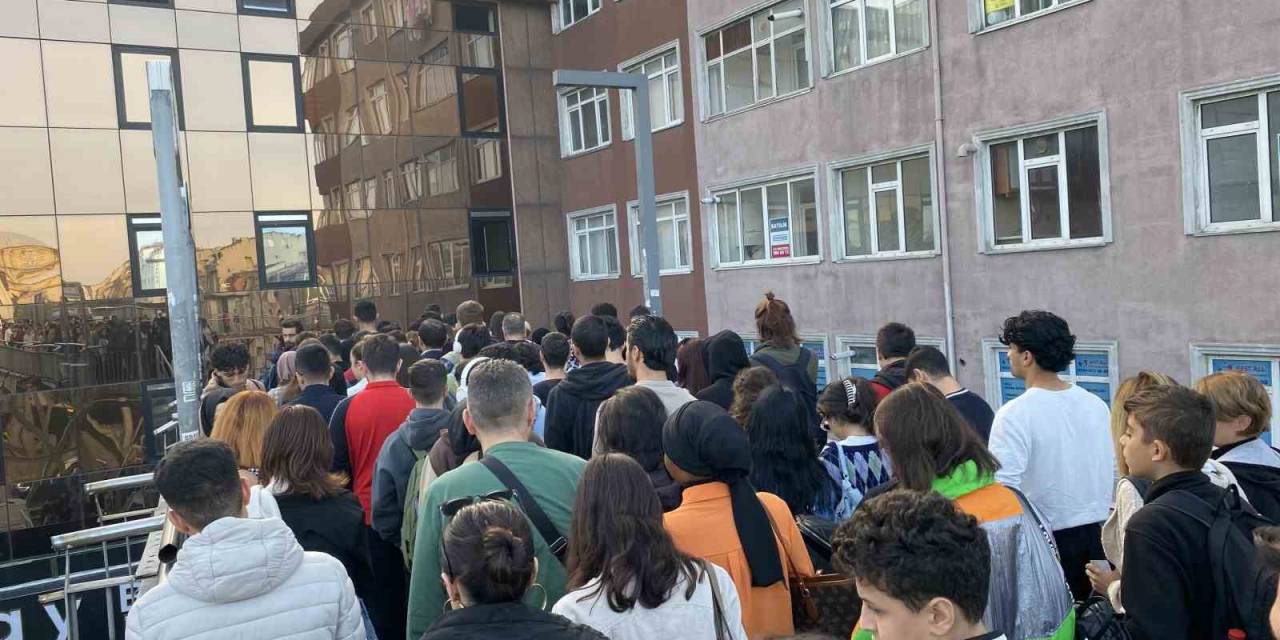 Üst Geçit Yenileme Çalışması Çileye Döndü