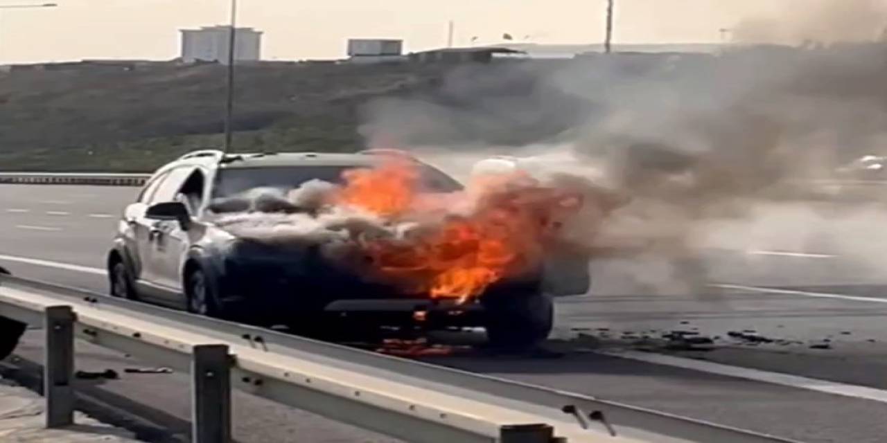 Yanan Otomobilden Kendilerini Atan 4 Kişi Son Anda Kurtuldu
