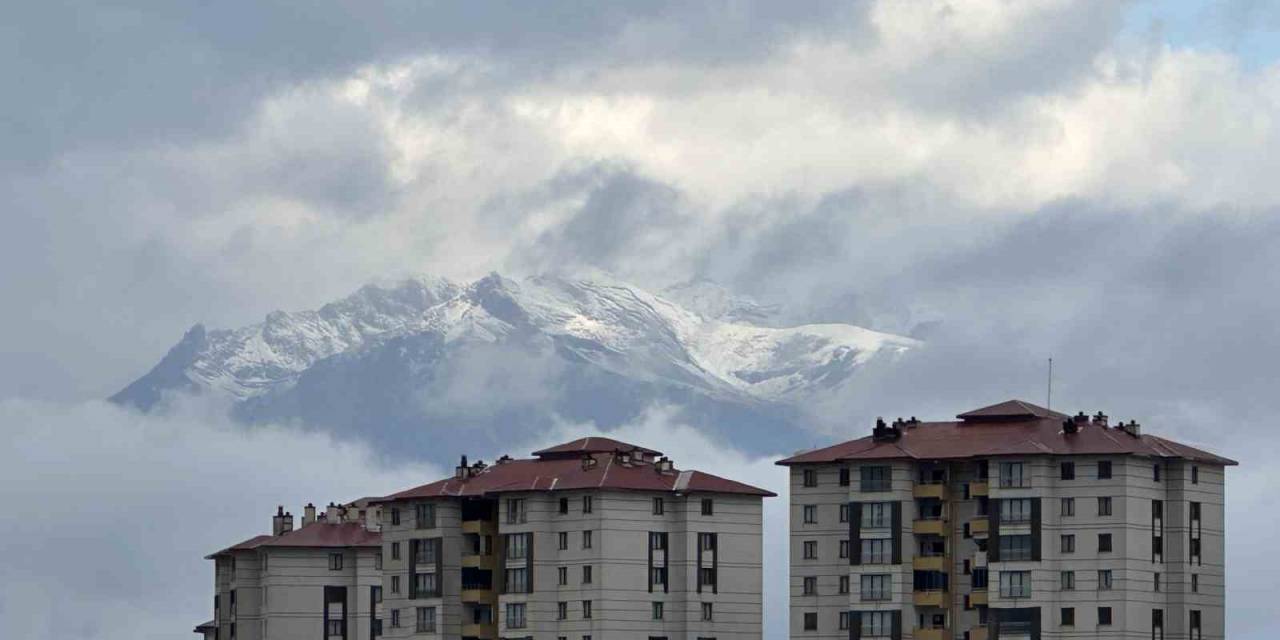 Yüksekova’da Karlı Dağlarla Bütünleşen Bulutlardan Görsel Şölen