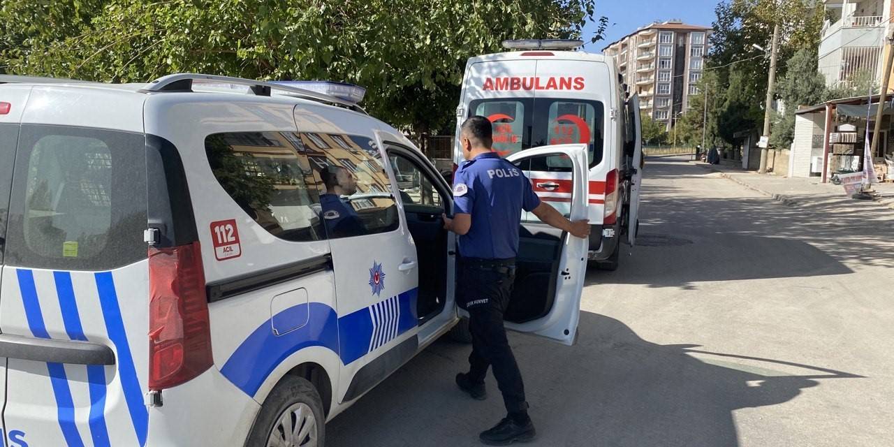 Yerde Hareketsiz Yatan Kadın Ekipleri Harekete Geçirdi